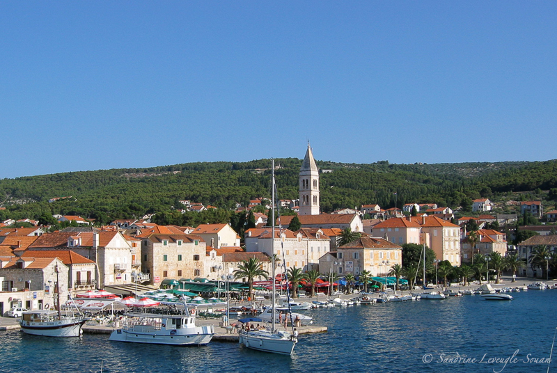 Le port de Bol sur l'île de Hvar en Croatie