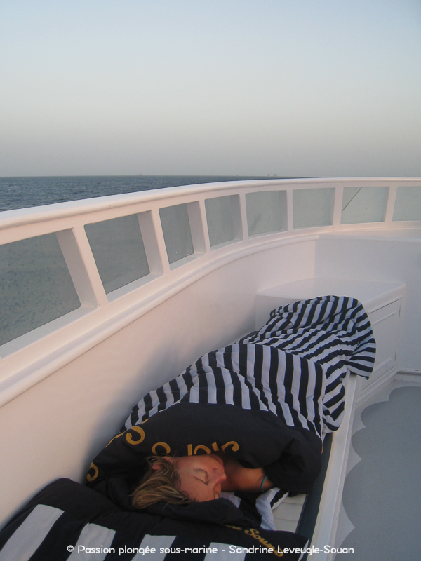 Dormir sur le pont croisière plongée mer Rouge