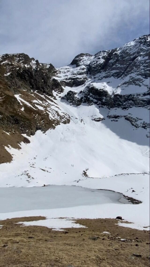 Randonnée du jour jusqu’au lac de Sarrouyes (2169 mètres) au départ du col d’Azet. Une superbe rando (surtout quand on quitte le domaine skiable de Val Louron) avec encore pas mal de neige sur la fin du parcours. Seul regret, aucune marmotte a l’horizon en ce début de printemps…
.
Une rando à retrouver sur @visorando 🥾
.
.
.
#valleedulouron #loudenvielle #coldazet #lacdesarrouyes #pyrenees #hautespyrenees #passionmontagne #randonnée #blogvoyage #pâques