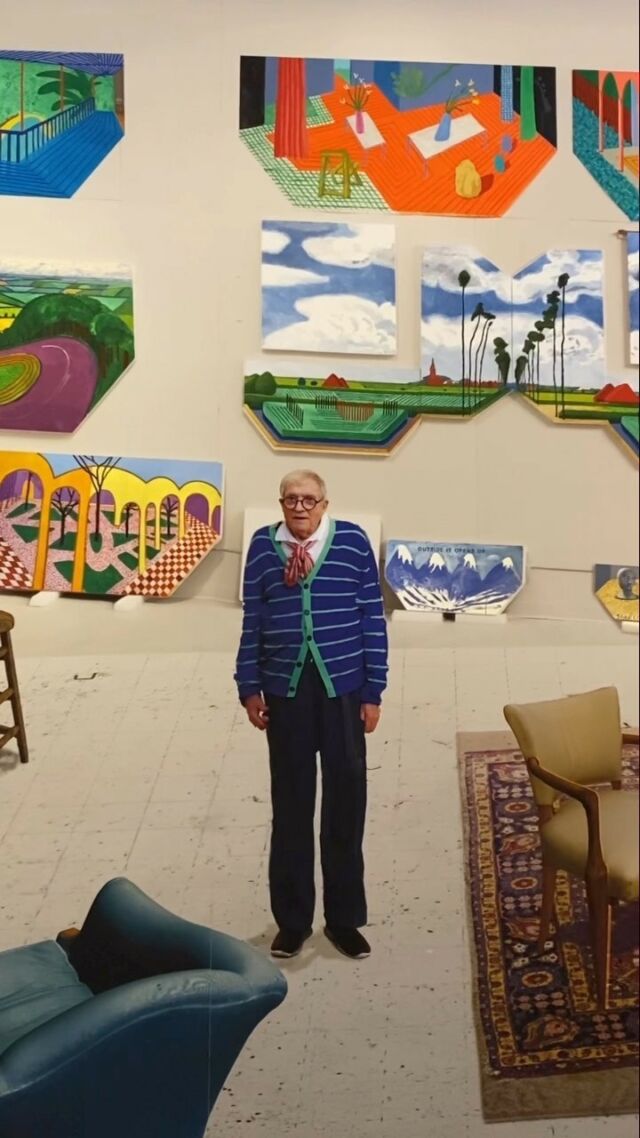 Superbe exposition consacrée à David Hockney au musée Granet, si vous passez par Aix-en-Provence d’ici le 28 mai ne manquez pas de la découvrir !
.
Les œuvres présentées - qui proviennent essentiellement de la Tate au Royaume-Uni - montrent comment l’artiste interroge la nature de ce qui nous entoure et sa représentation. Prenez le temps de visionner le documentaire diffusé en introduction à l’exposition, David Hockney en perspective (1998), réalisé par Monique Lajournade et Pierre Saint-Jean, qui nous révèle le quotiden du peintre britannique. Pour la première fois, David Hockney donne les clés de son processus de création et commente de manière lumineuse les enjeux de son travail. 
.
Que ce soit l’usage de la représentation simultanée de plusieurs points de vue lorsque le peintre représente la cour intérieure de l’hôtel Acatlán au Mexique, ou celui de l’iPad qu’il utilise dès 2010 pour représenter des paysages du Yorkshire à la fois dans l’espace et dans le temps, l’exposition traduit parfaitement la conviction de l’artiste selon laquelle créer nécessite trois choses : la main, l’œil et le cœur.
.
Musée Granet - Aix-en-Provence - jusqu’au 28 mai
.
.
.
.
#museegranet #aixenprovence #exhibition #davidhockney #art #artexhibition #contemporaryart #blogvoyage #provence