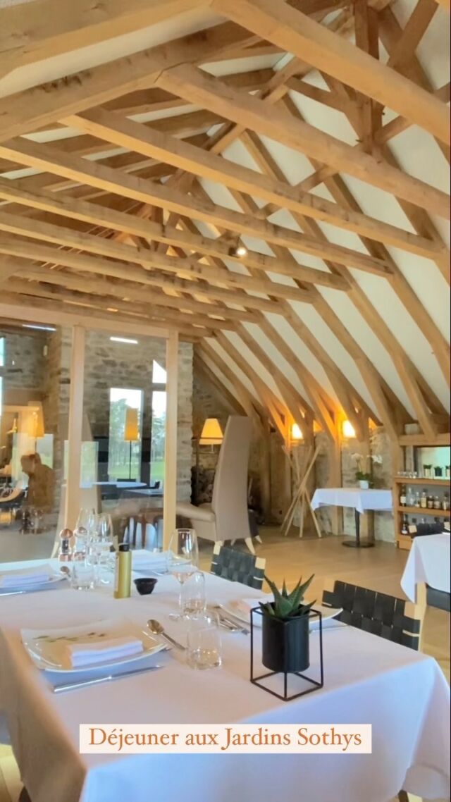 Troisième visite aux Jardins Sothys à Auriac en Corrèze, je ne m’en lasse pas ! 
.
Nous en avons profité pour déjeuner dans la très belle salle du restaurant avec vue sur le lac.
.
Côté jardins, la végétation est en plein redémarrage en ce mois d’avril, du coup, pour toute visite jusqu’au 31 avril, vous avez la possibilité de revenir gratuitement une deuxième fois en 2023 (avant la fermeture des jardins pour l’hiver). L’entrée est également en tarif réduit si vous déjeunez sur place…
.
Bonne balade 🍃🌱🌿
.
.
.
#jardin #garden #jardinremarquable #jardinssothys #sothys #restaurant #bonneadresse #correze #nouvelleaquitaine #tourismefrance #blogvoyage