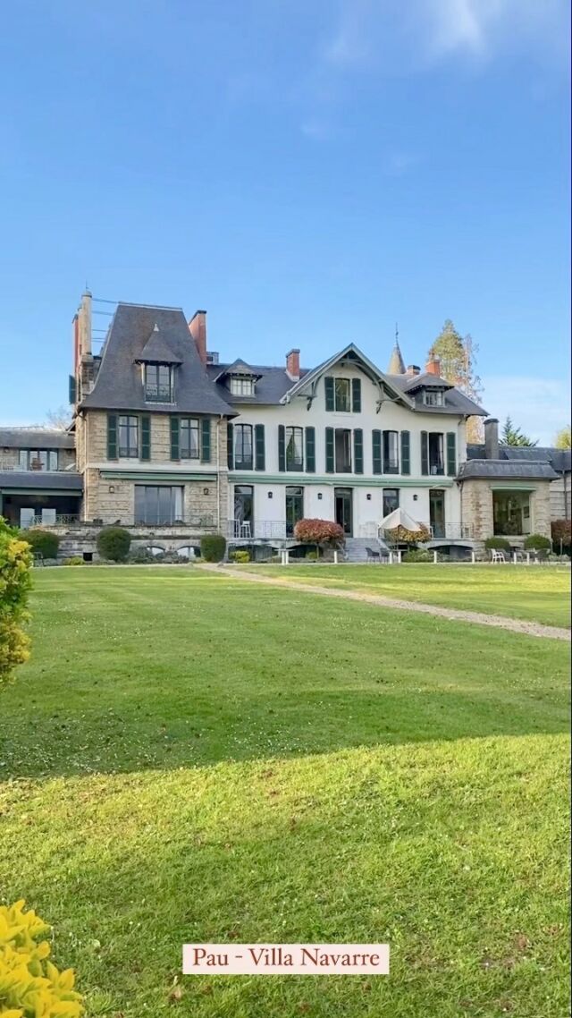 Une adresse pleine de charme pour une halte à Pau. Située un peu à l’écart du centre ville dans un superbe écrin de verdure, la Villa Navarre dispose de 30 chambres qui se répartissent entre la demeure historique édifiée au XIXème siècle (la plupart avec une superbe vue sur les Pyrénées) et le pavillon auquel on accède par une splendide verrière.
.
Le jour où nous y avons séjourné, le restaurant gastronomique @maison_ruffet (1* Michelin depuis peu - chef exécutif @chef.canati et chef consultant @stephanecarrade ) n’était hélas pas ouvert, mais nous avons profité de l’excellente cuisine du bistrot servie dans la même salle avec toujours cette magnifique vue sur la chaîne pyrénéenne.
.
Vous pouvez retrouver d’autres bonnes adresses à Pau sur le blog (lien direct dans la bio). Bon long week-end ✨
.
.
.
#paubearn #bonneadresse #hotel #restaurant #villanavarre #pyrenees #pyreneesatlantiques #maisonruffet #michelinstar #tourismefrance #blogvoyage