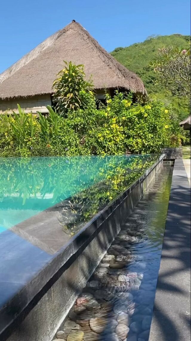 🌴 Réveil au paradis 🪷
.
Bienvenue sur la côte nord-ouest de Bali, à Pemuteran. Les bungalows du Sunia Loka sont parfaitement intégrés dans un superbe jardin qui nous plonge directement dans l’ambiance balinaise. 
.
.
.
#bali #paradise🌴 #voyage #instatravel #blogvoyage #garden #indonesia